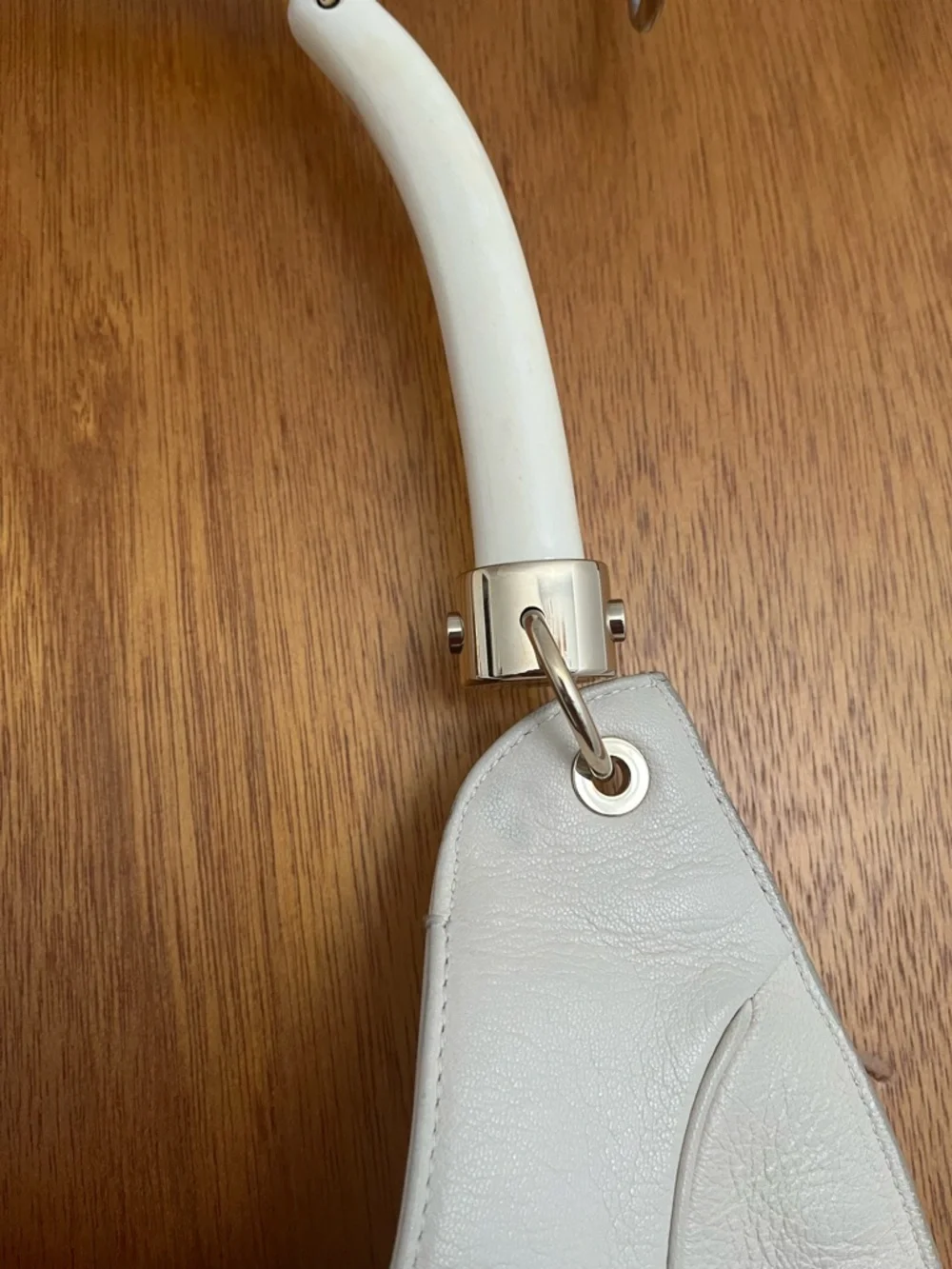 Yves Saint Laurent Mombasa Cream Leather Shoulder Bag with Ivory Handles - Picture 13 of 14